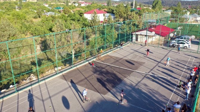 Yörük kızları, tenis kursuna şalvar’la katıldı