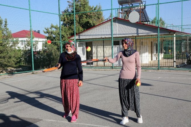 Yörük kızları, tenis kursuna şalvar’la katıldı