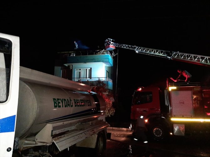İzmir'de çatısına yıldırım düşen binadaki yangın söndürüldü