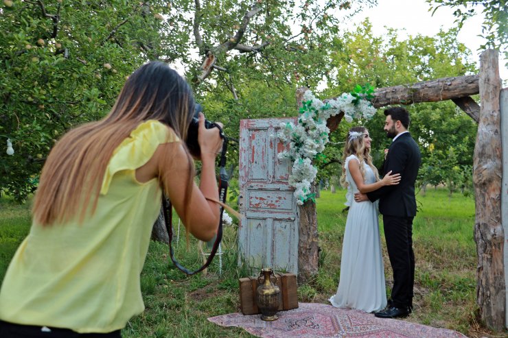 Evlilik teklifi için süslediği elma bahçesi, doğal stüdyo oldu