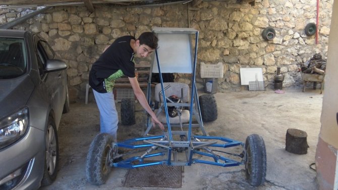 Pandemi sürecinde evde sıkılan liseli genç, su motorundan ’buggy’ araba yaptı