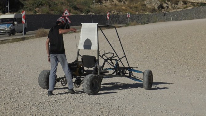 Pandemi sürecinde evde sıkılan liseli genç, su motorundan ’buggy’ araba yaptı