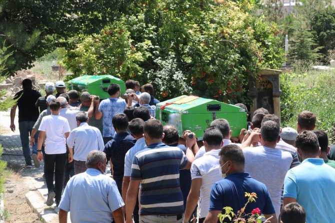 Kızılırmak'ta boğulan baba ve 2 çocuğunun cenazeleri Kayseri'de defnedildi