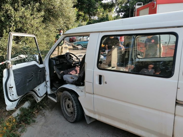 Antalya'da midibüs ile otomobil çarpıştı: 1 ölü, 1 yaralı