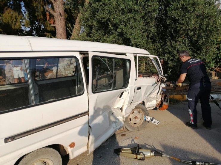 Antalya'da midibüs ile otomobil çarpıştı: 1 ölü, 1 yaralı