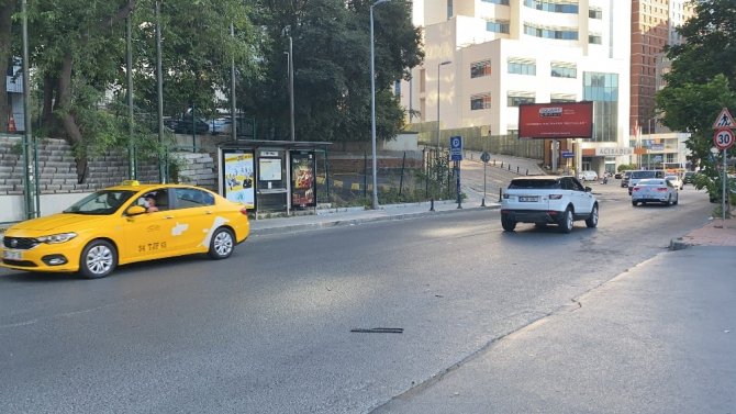 İstanbul’da motosikletlinin kaputa uçtuğu kaza kamerada