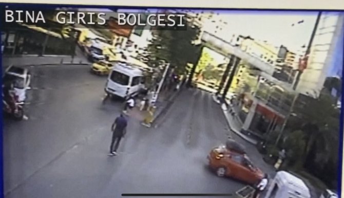 İstanbul’da motosikletlinin kaputa uçtuğu kaza kamerada
