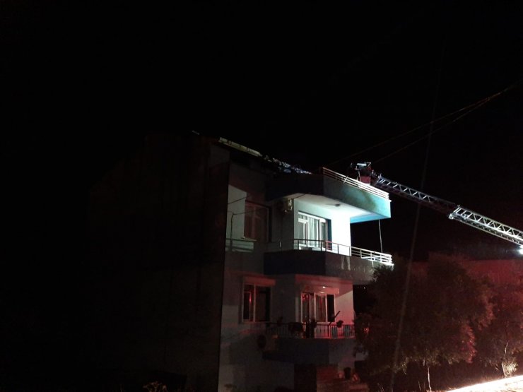 İzmir'de 3 katlı binanın çatısına yıldırım düştü