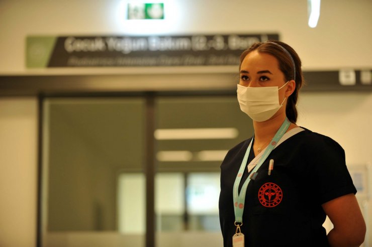 Koronavirüsü yenen Funda hemşire yaşadıklarını gözyaşlarıyla anlattı