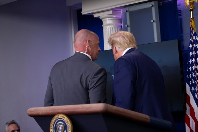 Güvenlik devreye girdi, Trump basın toplantısı düzenlediği salondan çıkarıldı