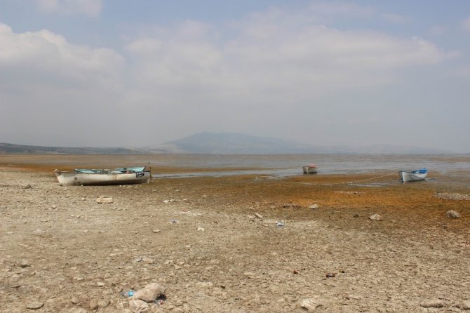 Korkutan görüntü, Marmara Gölü'nde su seviyesi sıfırlandı