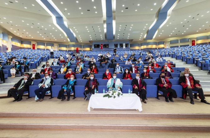Selçuk Üniversitesi 45. yıl mezunlarını verdi