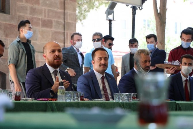 Dünya Etnospor Başkanı Bilal Erdoğan, Söğüt sakinleriyle çay sohbetine katıldı
