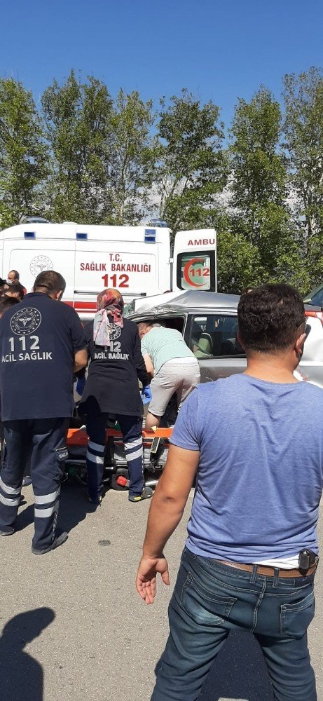 Konya-Isparta karayolun otomobil ve kamyon çarpıştı: 2 yaralı