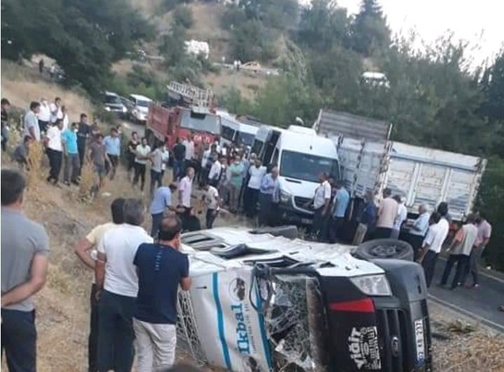 Tarım işçilerinin taşındığı minibüsle kamyonet çarpıştı: 12 yaralı 