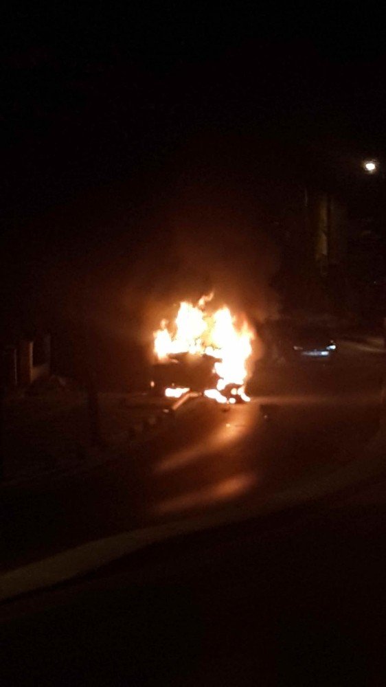 Alkollü gençler kaza yaptı lüks otomobil alev alev yandı
