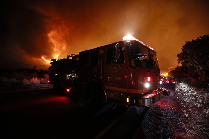 Los Angeles yakınlarında korkutan orman yangını