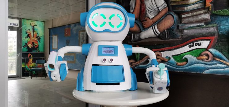 Ateş ölçüp, dezenfektan sıkarak maske veren robot tasarladılar