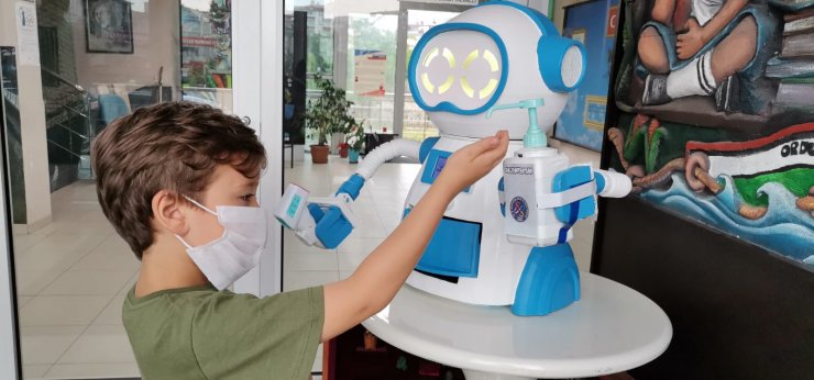 Ateş ölçüp, dezenfektan sıkarak maske veren robot tasarladılar