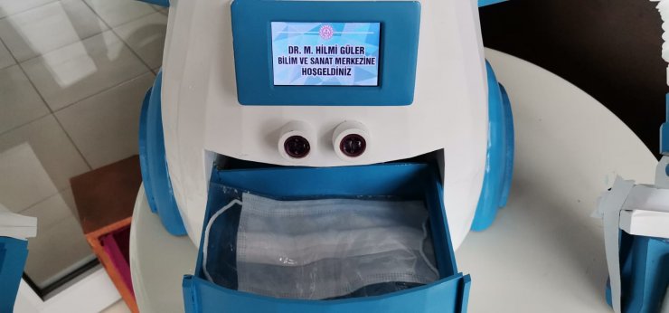 Ateş ölçüp, dezenfektan sıkarak maske veren robot tasarladılar