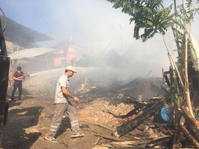 Çankırı’da yangından zarar gören 2 ev kullanılamaz hale geldi