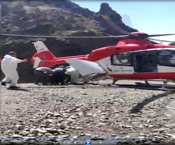 Covid hastası çoban, 2 bin 500 rakımdan ambulans helikopterle alındı