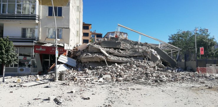 Depremde hasar gören bina, yıkım sırasında çöktü