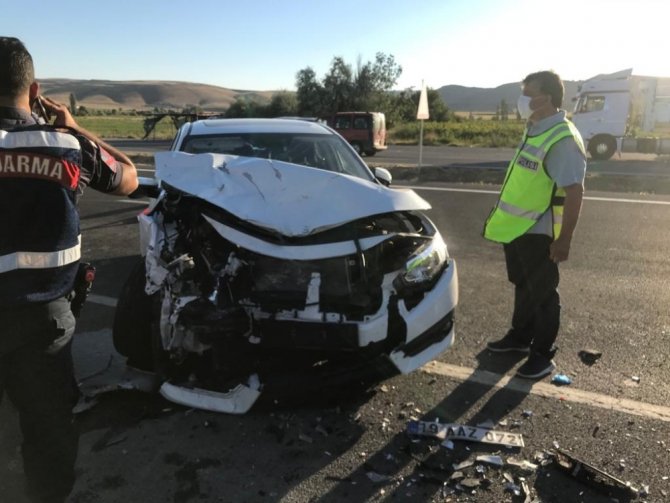 Otoyolda iki otomobil çarpıştı: 5 yaralı