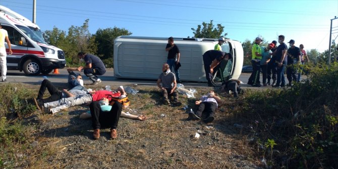 Samsun'da servis minibüsü devrildi: 15 yaralı