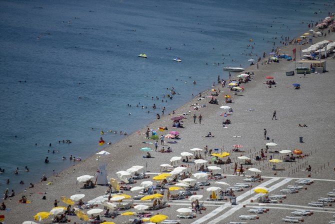 Antalya'da sıcaktan bunalanlar sahillerde yoğunluk oluşturdu