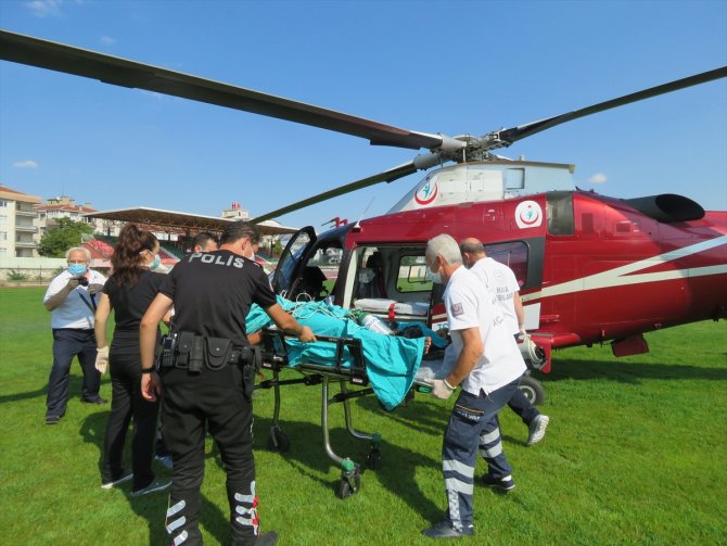 Ambulans helikopter elektrik akımına kapılan Suriyeli genç için havalandı