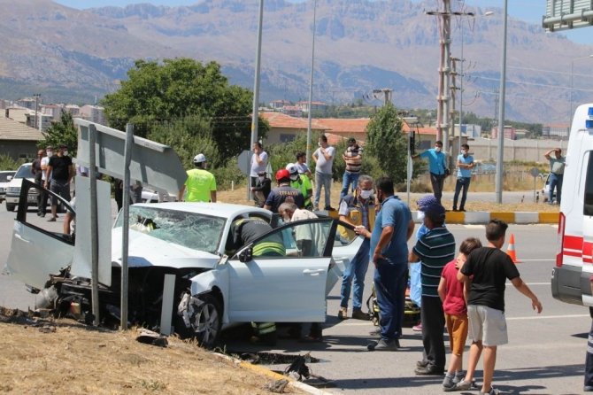 Konya’da otomobil ile traktör çarpıştı: 4 yaralı