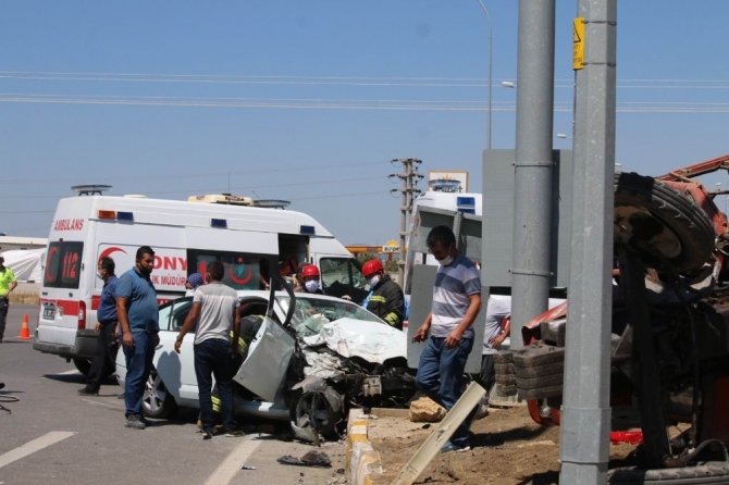 Konya’da otomobil ile traktör çarpıştı: 4 yaralı