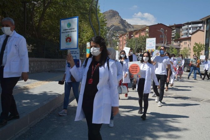 Hakkari’de öğretmenler korona virüs farkındalığı için yürüdü