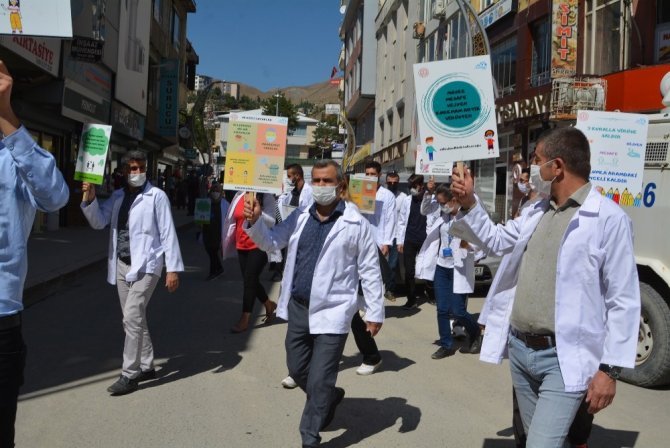 Hakkari’de öğretmenler korona virüs farkındalığı için yürüdü