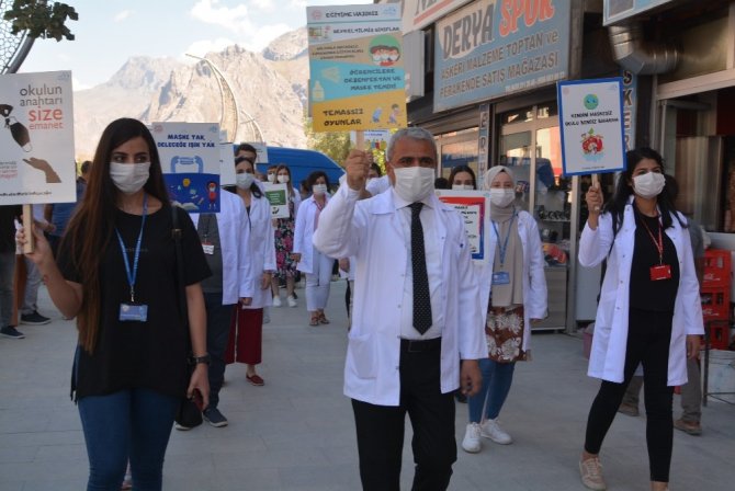 Hakkari’de öğretmenler korona virüs farkındalığı için yürüdü