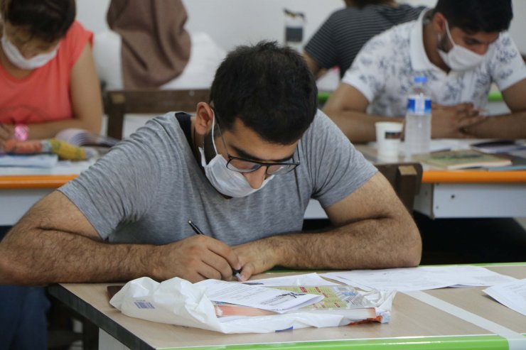 Kitap sevgisiyle sigarayı bırakıp, kütüphane açtı