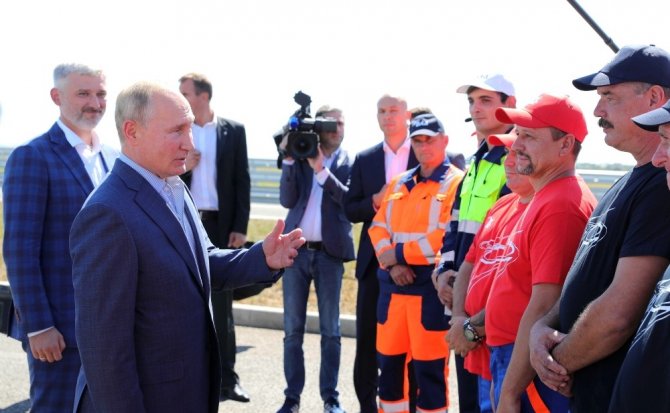 Rusya Devlet Başkanı Putin, makam aracının direksiyonuna geçti
