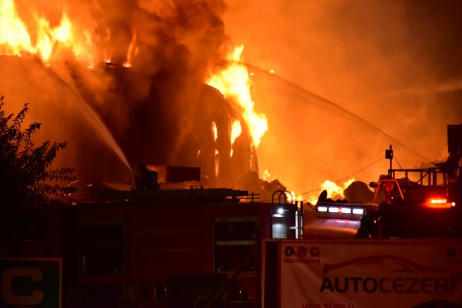 Gaziantep'teki fabrika yangınına müdahale sürüyor