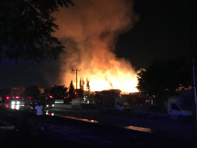Gaziantep'teki fabrika yangınına müdahale sürüyor