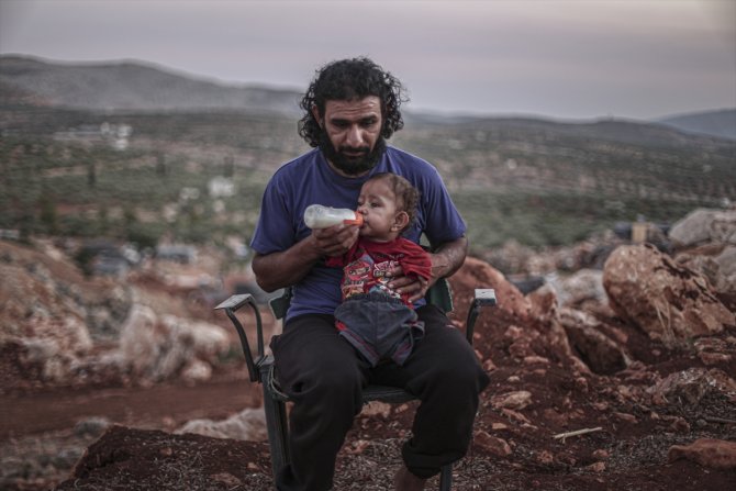 Doğuştan ayak ve kolları olmayan Muhammed bebek İdlib'de yaşam mücadelesi veriyor