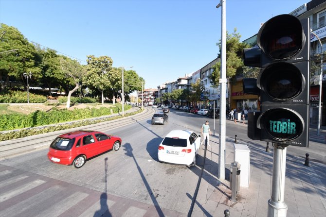 Konya'da trafik ışıklarıyla Kovid-19 uyarısı
