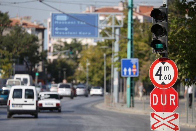 Konya'da trafik ışıklarıyla Kovid-19 uyarısı