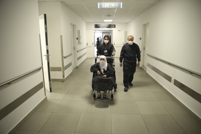 96 yaşında koronavirüsü yendi, hastaneden alkışlarla taburcu edildi