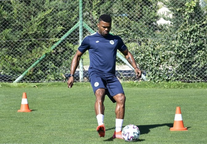 Konyaspor'un yeni transferi Eduok takımdan ayrı çalışıyor