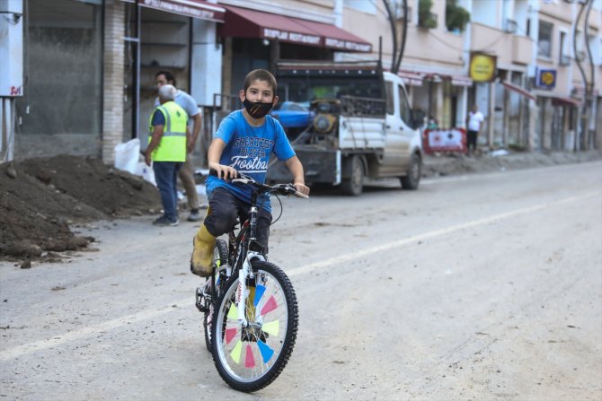 Selde bisikleti kaybolan 12 yaşındaki Efe'nin yüzünü Bakan Kurum güldürdü