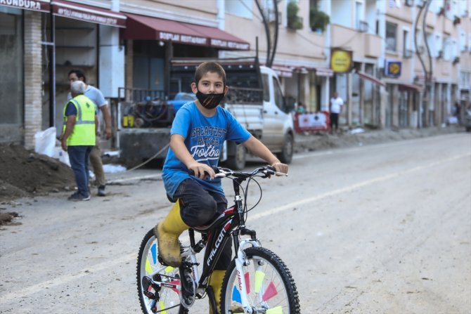 Selde bisikleti kaybolan 12 yaşındaki Efe'nin yüzünü Bakan Kurum güldürdü