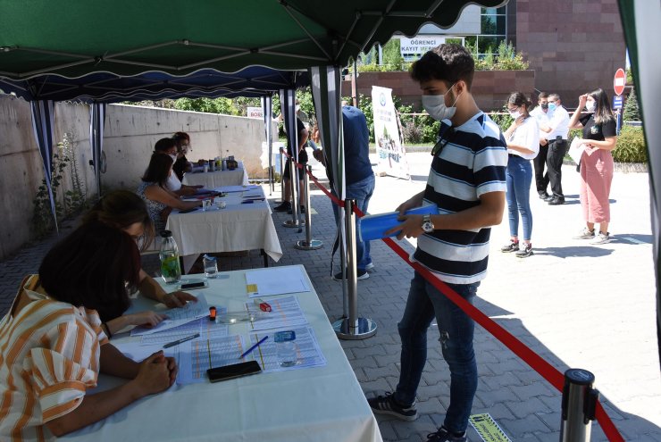 İnternetten kayıt, üniversitede kuyruğu bitirdi