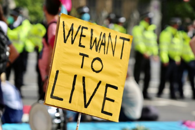 Londra'da 90 çevreci protestocu gözaltına alındı