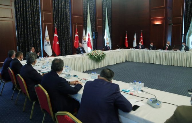 Cumhurbaşkanı Erdoğan AK Parti’ye yeni katılan 31 belediye başkanı ile görüştü